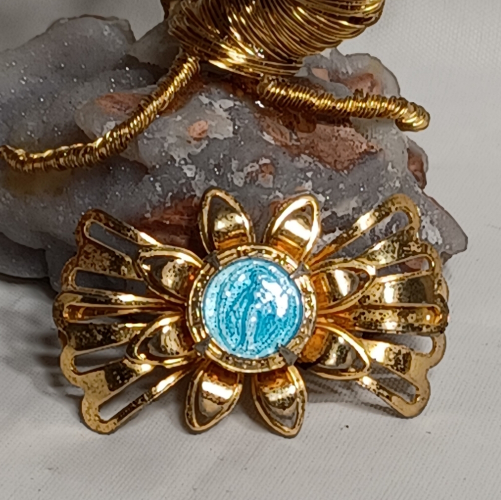 VINTAGE GOLD PLATED RELIGIOUS BROOCH